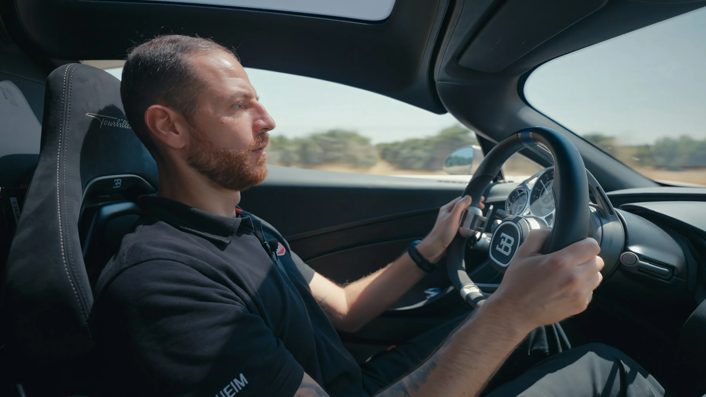 Piloto de pruebas al volante del Bugatti Tourbillon durante la validación de calor en el sur de España