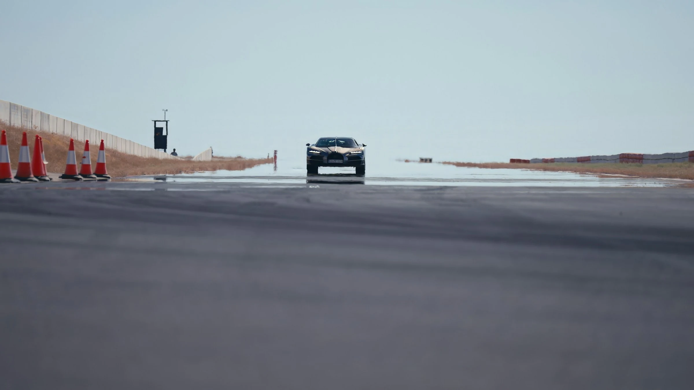 Bugatti Tourbillon de frente sobre el asfalto de un circuito, con conos al borde de la pista