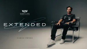 Checo Pérez renueva con Cadillac: imagen del anuncio con el piloto sentado, el logo del equipo y la palabra Extended