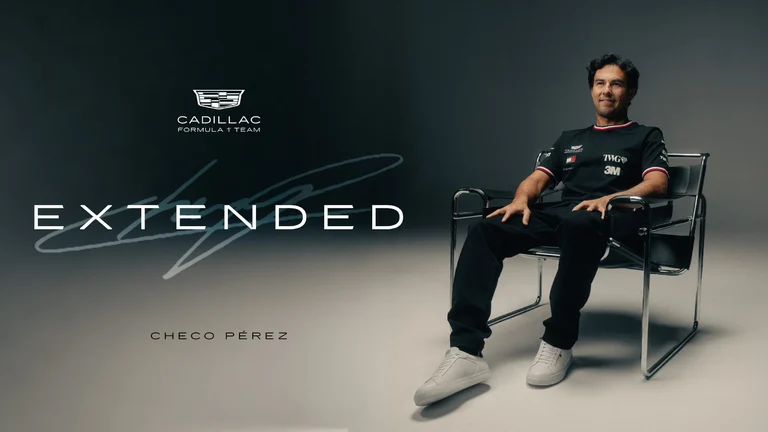 Checo Pérez renueva con Cadillac: imagen del anuncio con el piloto sentado, el logo del equipo y la palabra Extended
