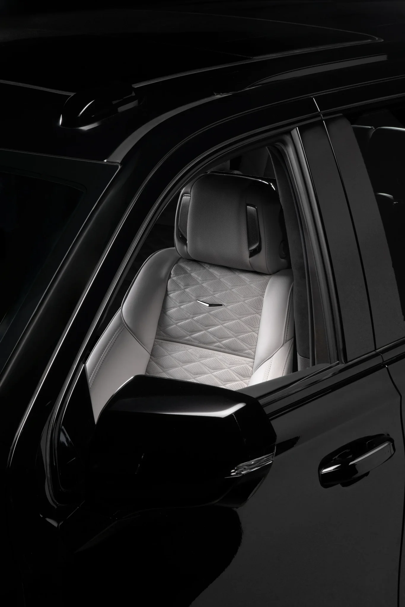 Asiento delantero claro con costuras acolchadas en el interior de la Escalade-V Edición Checo Pérez negra