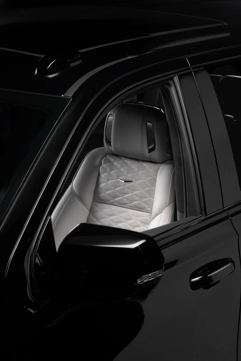Asiento delantero claro con costuras acolchadas en el interior de la Escalade-V Edición Checo Pérez negra