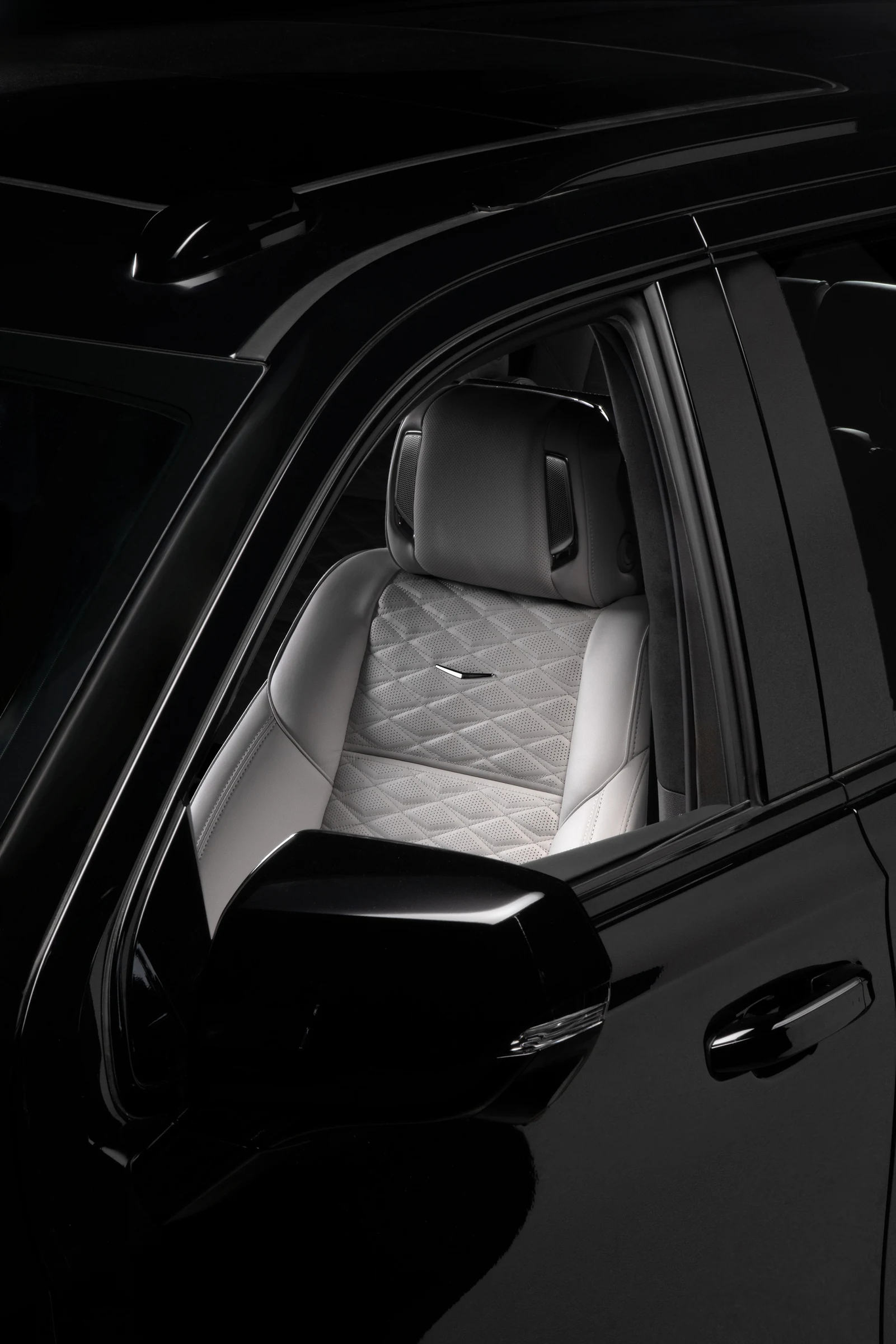 Asiento delantero claro con costuras acolchadas en el interior de la Escalade-V Edición Checo Pérez negra