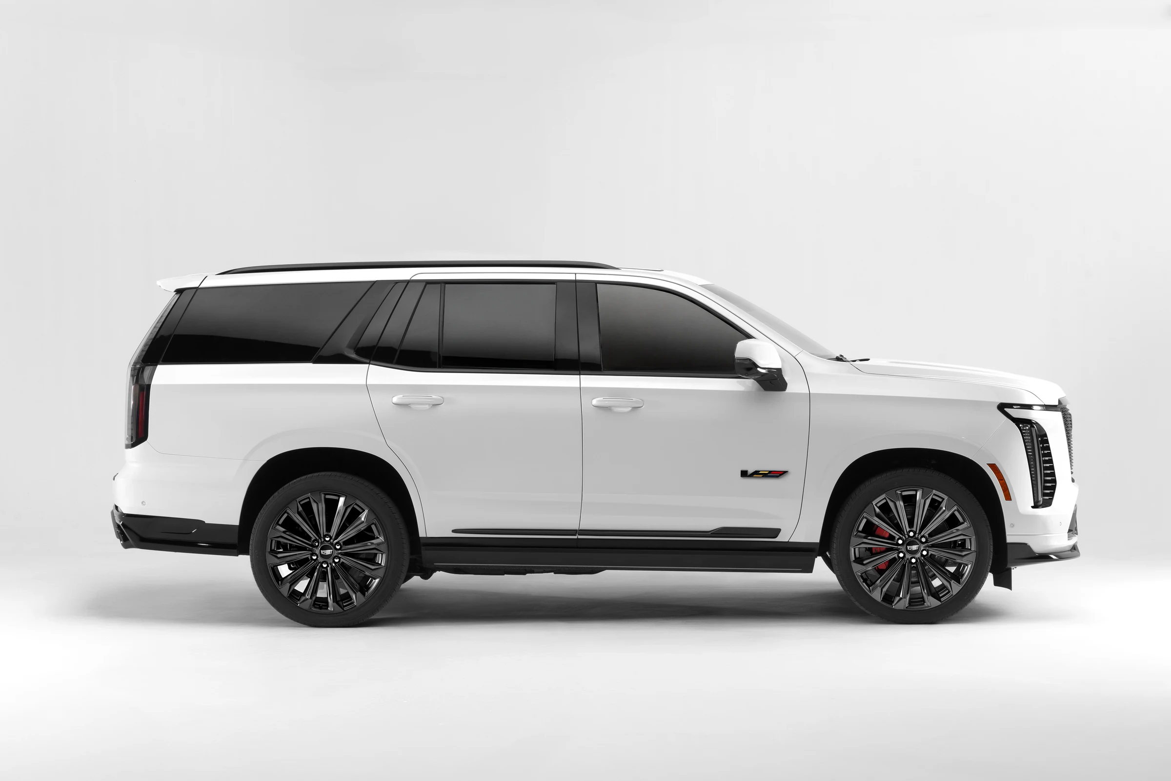 Cadillac Escalade-V Edición Checo Pérez en color blanco, vista de perfil sobre fondo gris claro