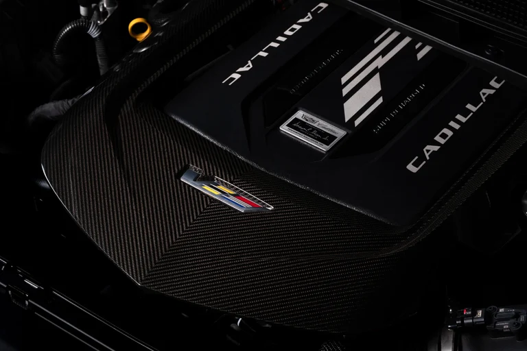 Cubierta del motor V8 supercargado de la Escalade-V Edición Checo Pérez, en fibra de carbono visible