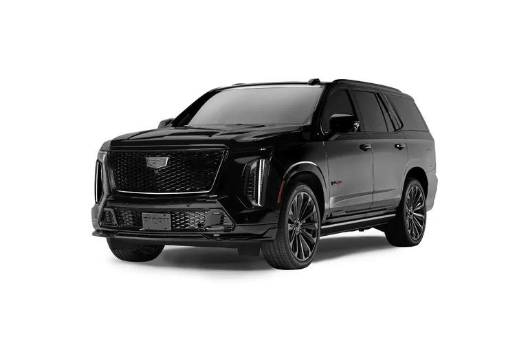 Cadillac Escalade-V Edición Checo Pérez negra vista de tres cuartos, con parrilla iluminada y emblemas en negro