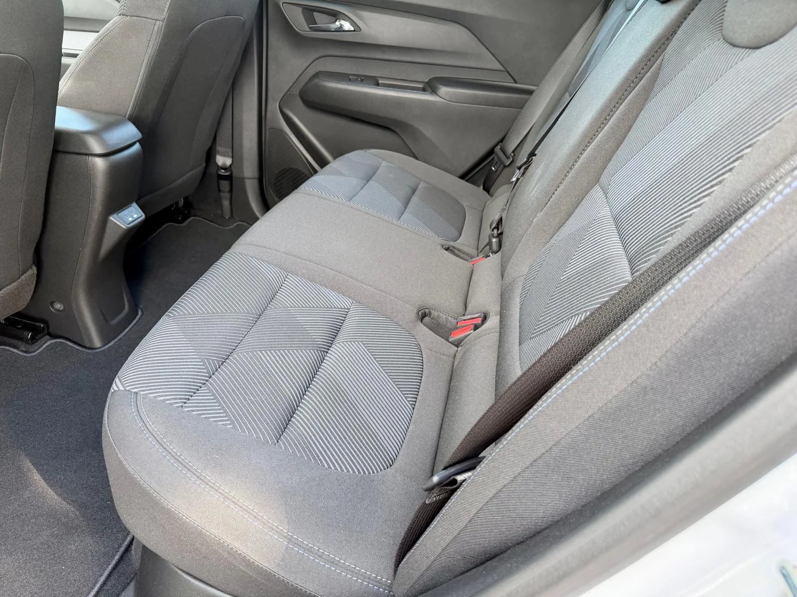 Asientos traseros del Chevrolet Bolt 2027 tapizados en tela gris