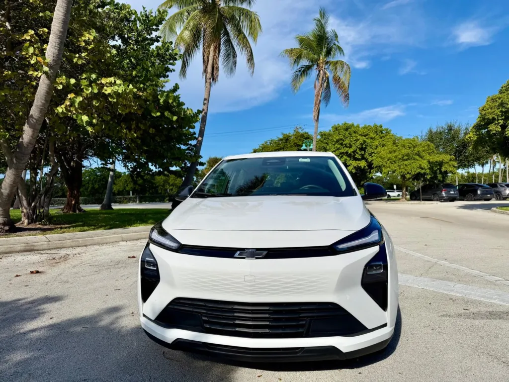 Frente del Chevrolet Bolt 2027 blanco, visto de cara, con los faros y la parrilla inferior