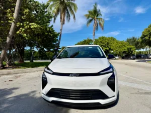 Frente del Chevrolet Bolt 2027 blanco, visto de cara, con los faros y la parrilla inferior