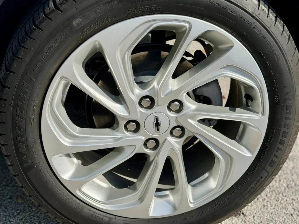 Llanta de aleación de 17 pulgadas del Chevrolet Bolt 2027 en primer plano