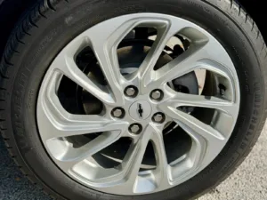 Llanta de aleación de 17 pulgadas del Chevrolet Bolt 2027 en primer plano