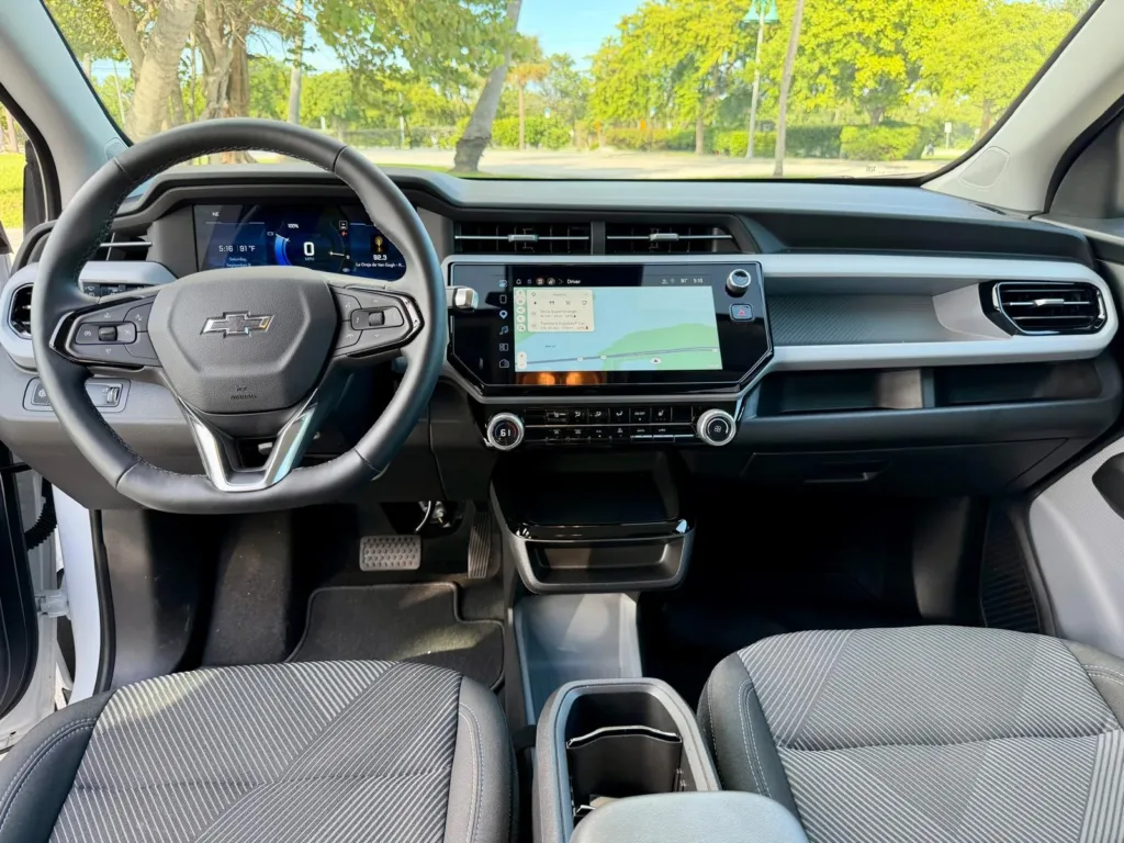 Tablero del Chevrolet Bolt 2027 con la pantalla central y el panel digital del conductor