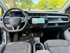 Tablero del Chevrolet Bolt 2027 con la pantalla central y el panel digital del conductor