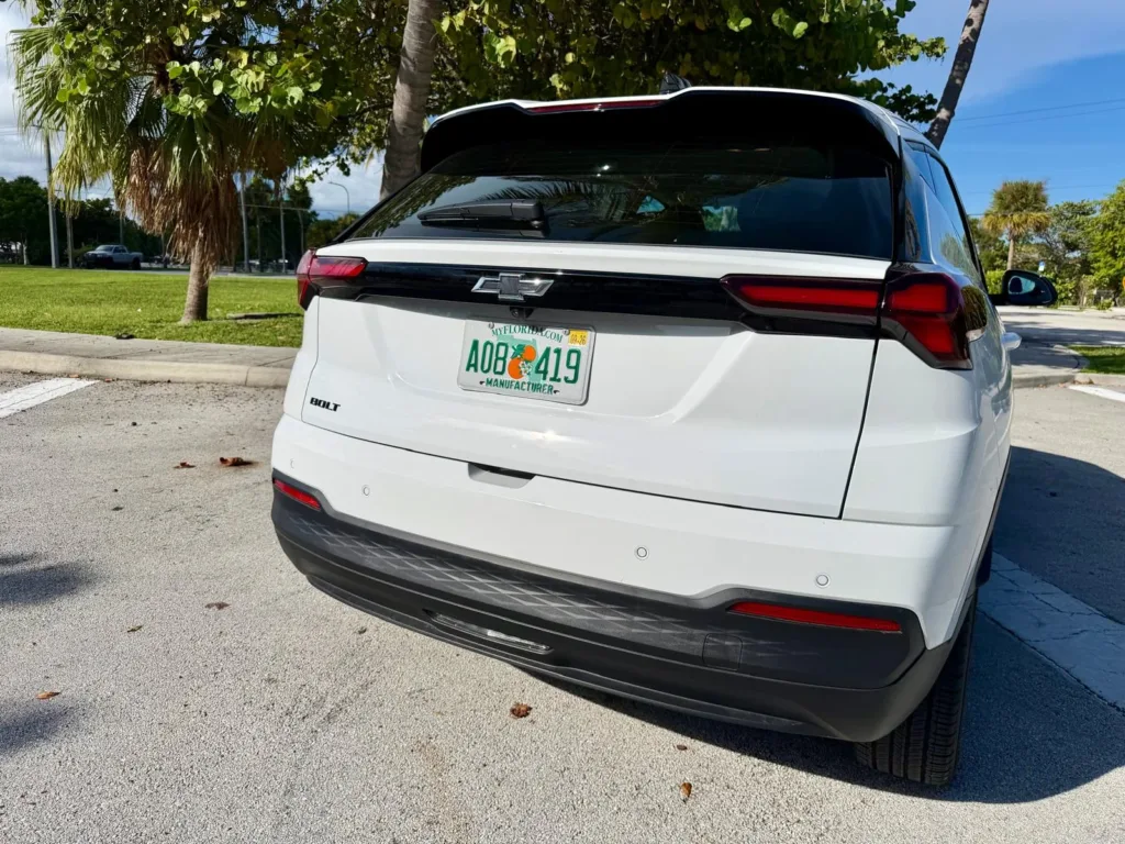 Parte trasera del Chevrolet Bolt 2027 con el alerón sobre la luneta y las luces horizontales