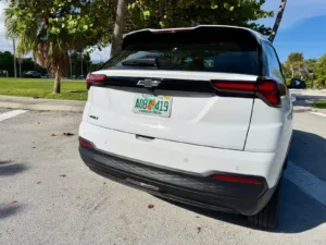 Parte trasera del Chevrolet Bolt 2027 con el alerón sobre la luneta y las luces horizontales