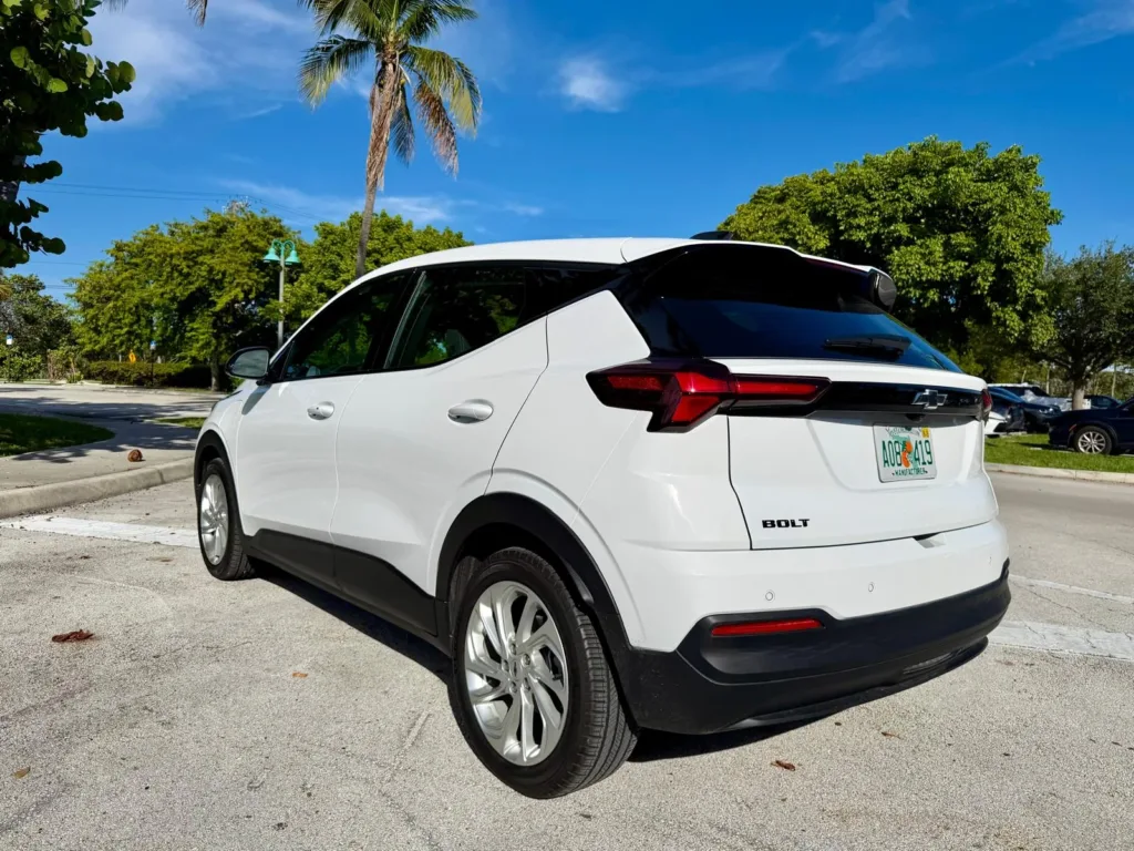 Chevrolet Bolt 2027 visto desde atrás en tres cuartos, con la luneta trasera oscura