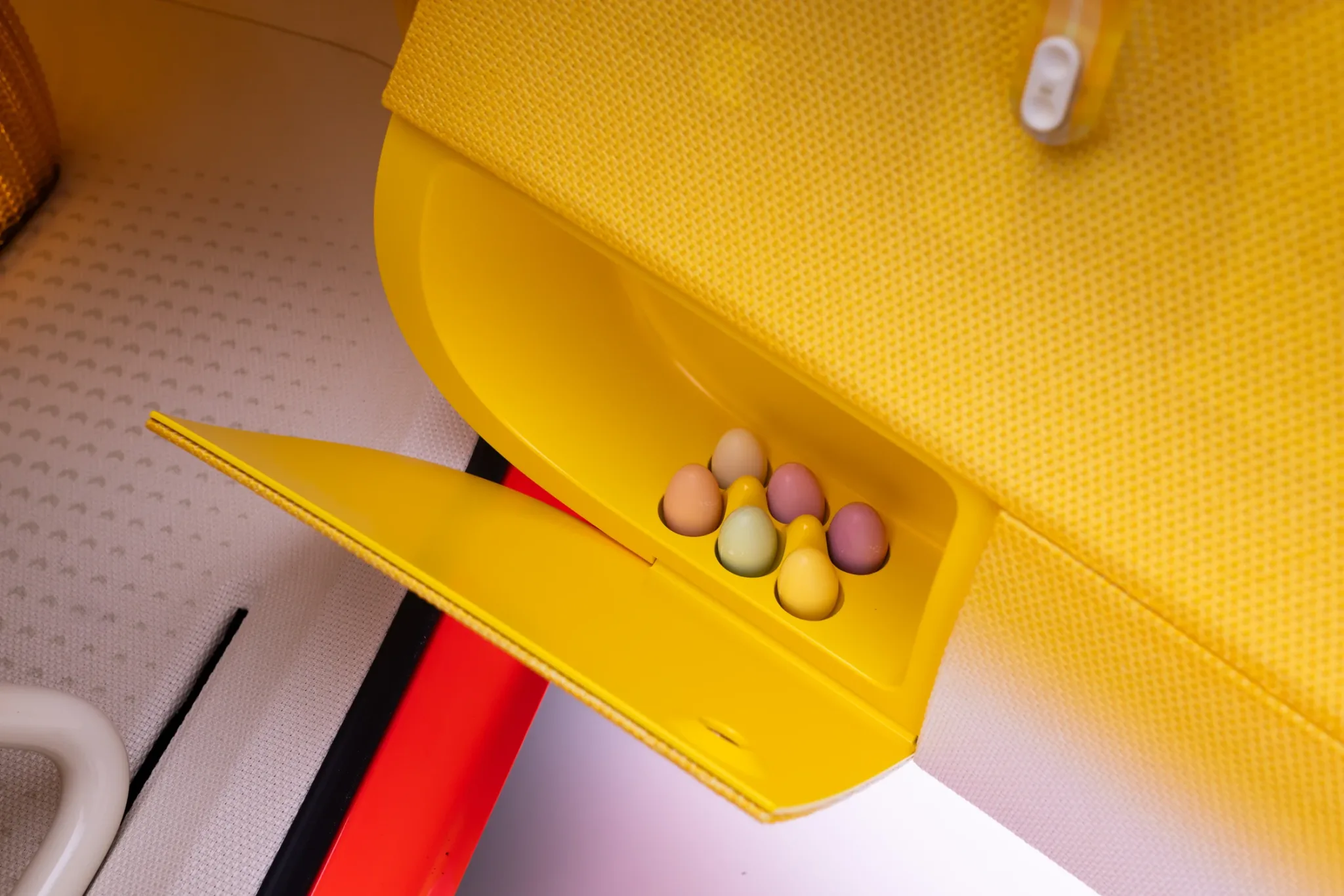 Compartimento de la puerta del Citroën 2 CV Concept con huevos de colores