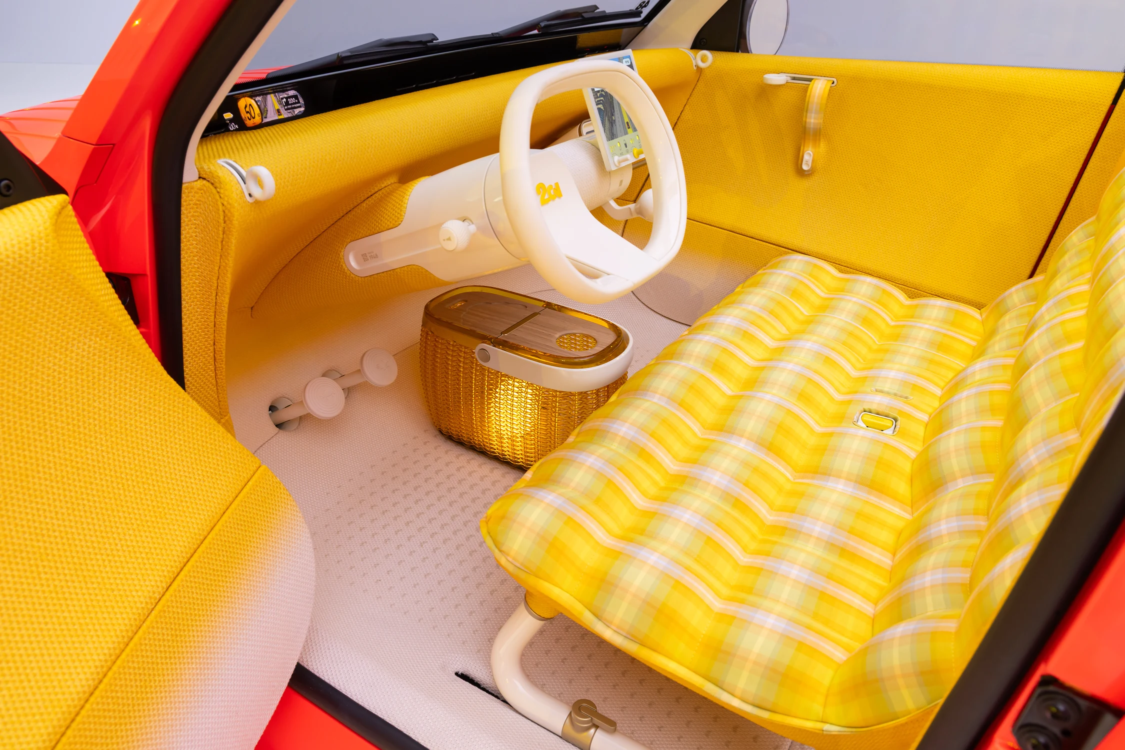 Interior amarillo del Citroën 2 CV Concept, con asiento de tela escocesa, cesta y volante blanco