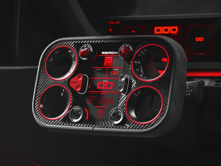 Volante Hypersquare del Peugeot E-T16 Concept, con la pantalla central y la palabra Ready