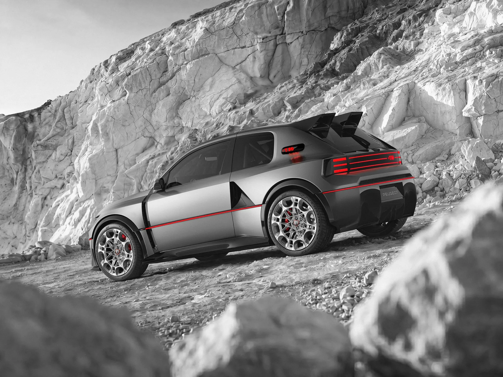 Peugeot E-T16 Concept junto a una pared de roca en el desierto