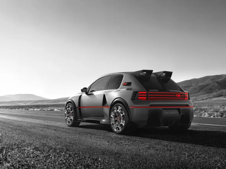 Zaga del Peugeot E-T16 Concept, con la franja de luces rojas y el gran alerón