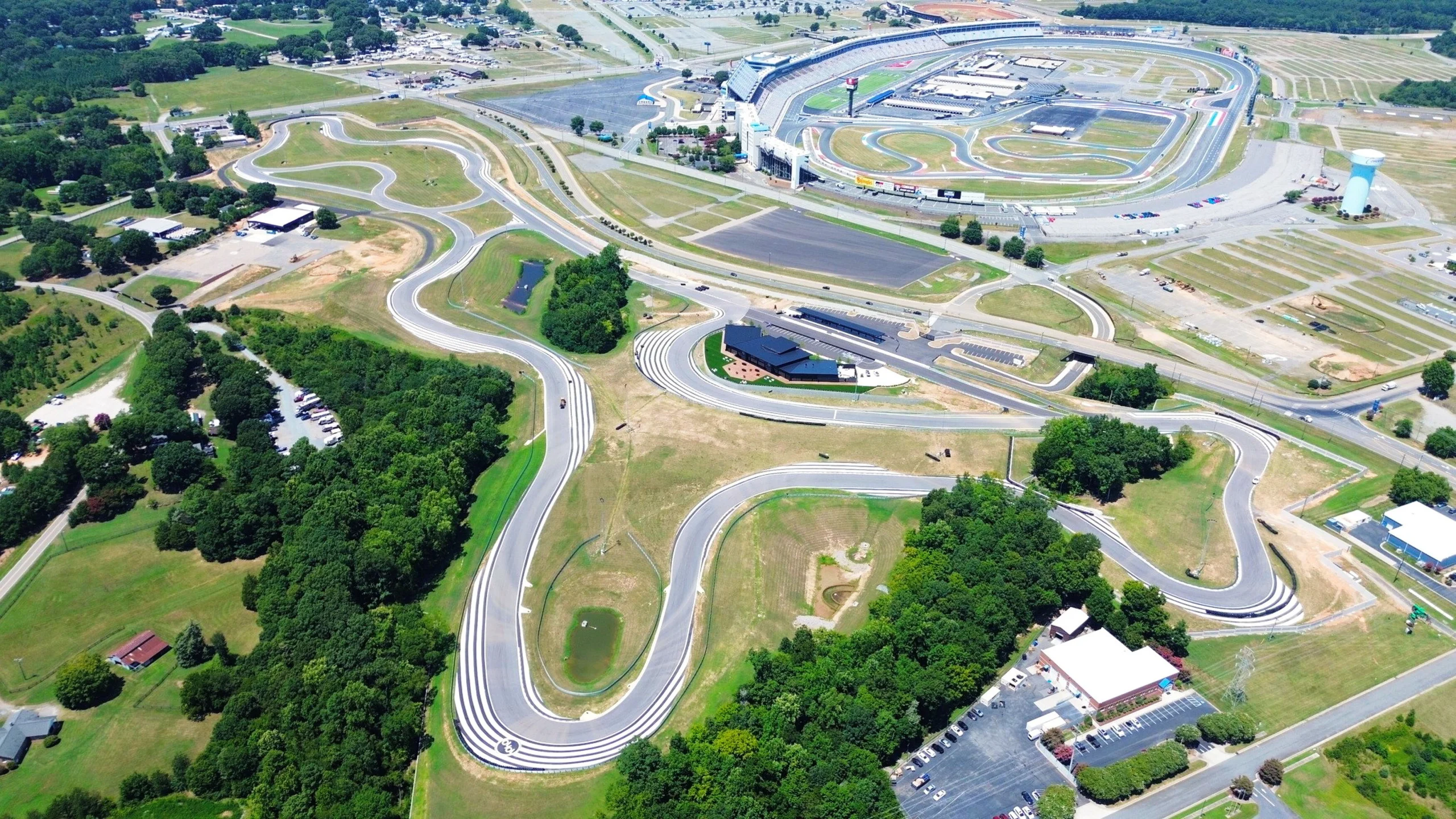 Desde un Corvette C8 hasta las leyendas de NASCAR: una subasta benéfica une el automovilismo con la lucha contra el Parkinson