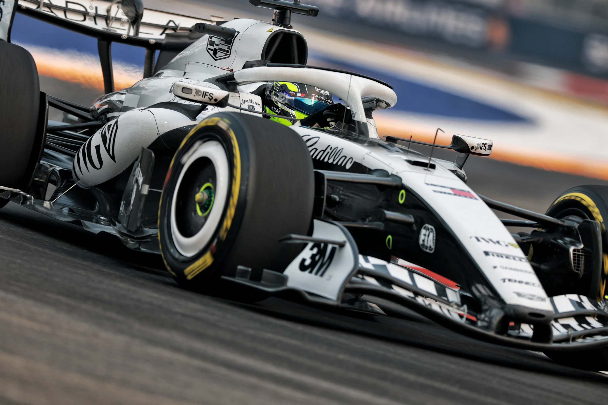 FP1 de Cadillac: el monoplaza MAC-26 de Cadillac F1, blanco y negro, en pista y en plena curva