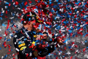 Max Verstappen rocía champán entre confeti rojo, blanco y azul en el podio del Gran Premio de Estados Unidos de 2025