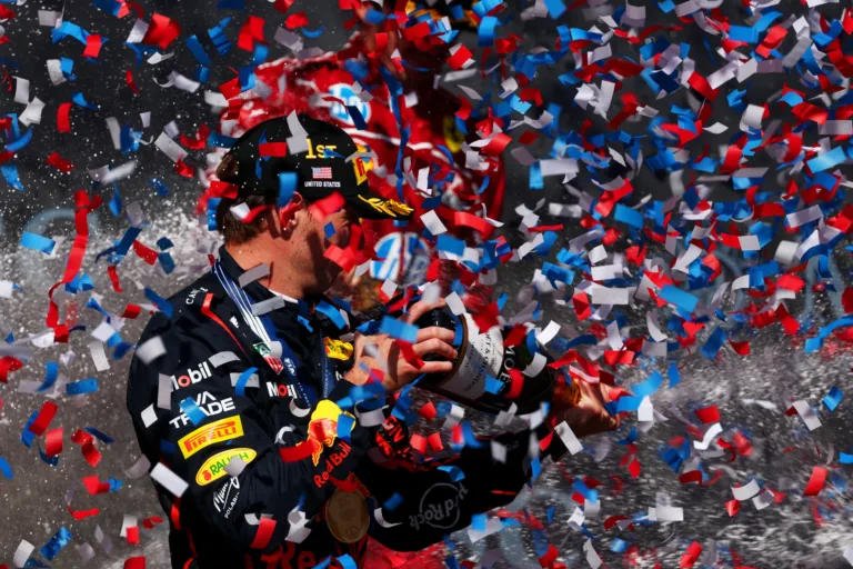 Max Verstappen rocía champán entre confeti rojo, blanco y azul en el podio del Gran Premio de Estados Unidos de 2025