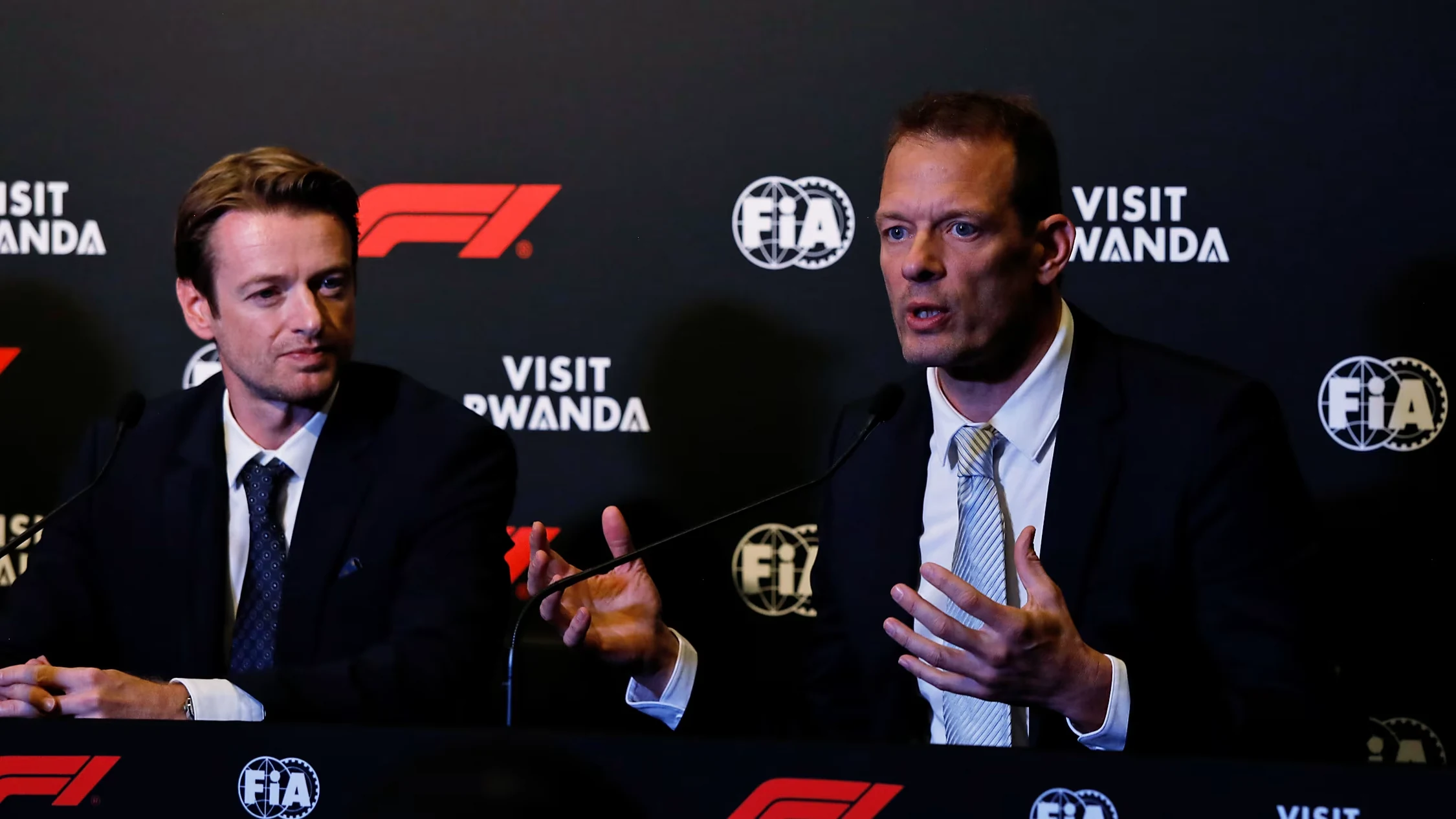 Alex Wurz, ex piloto de F1, junto a otro participante en la mesa de prensa del anuncio del Gran Premio de Ruanda