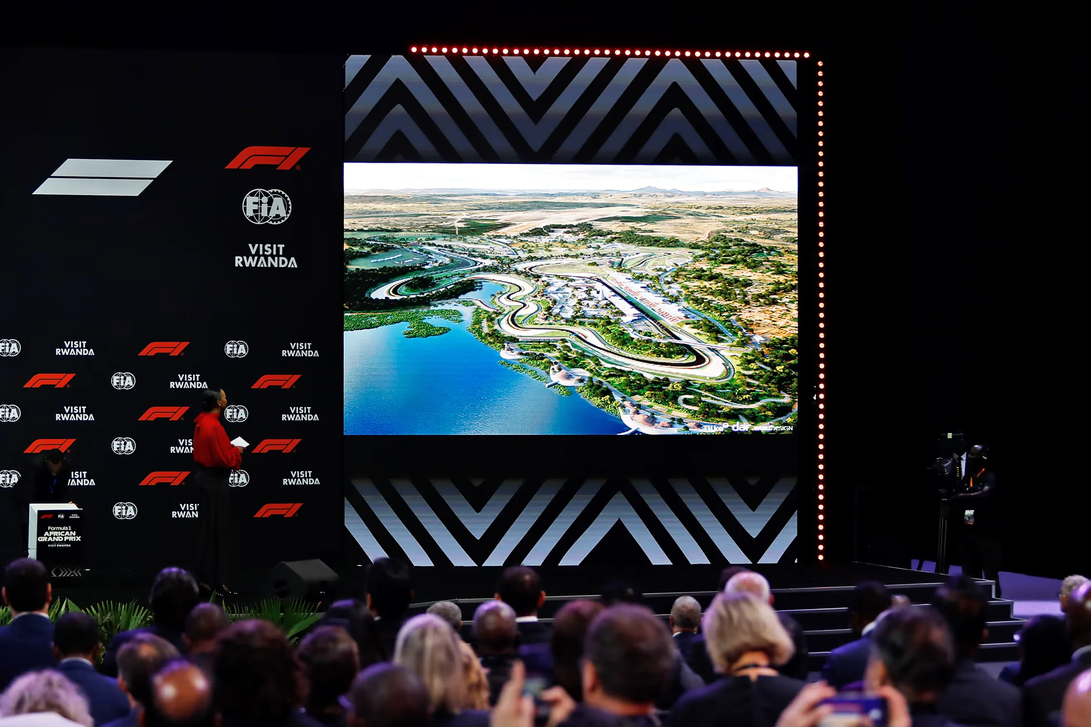 Pantalla del anuncio del Gran Premio de Ruanda con el circuito proyectado, ante el logotipo de la Fórmula 1 y la FIA