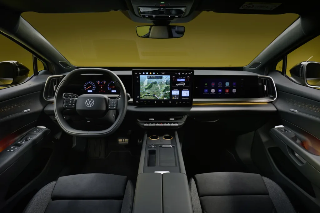 Cabina del Volkswagen ID. Tiguan con el panel de pantallas, el volante y la consola central