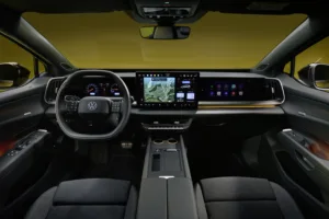 Cabina del Volkswagen ID. Tiguan con el panel de pantallas, el volante y la consola central