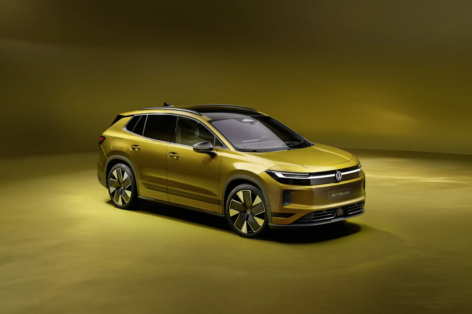 ID. Tiguan 2027 en color Olive Bronze, vista frontal tres cuartos en un estudio