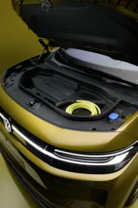 Frunk del Volkswagen ID. Tiguan con el cable de carga amarillo guardado