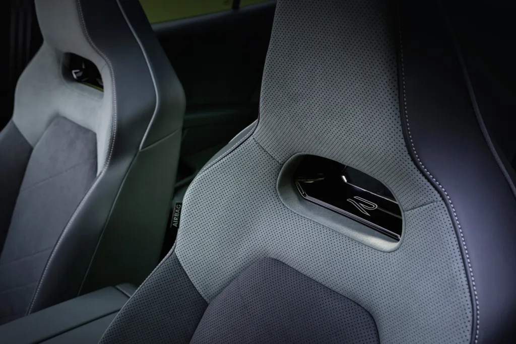 Detalle del respaldo y del reposacabezas integrado de un asiento del Volkswagen ID. Tiguan