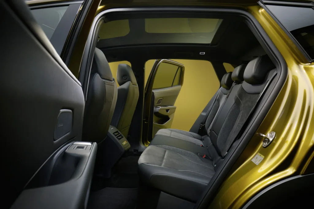 Plazas traseras del Volkswagen ID. Tiguan vistas desde la puerta trasera