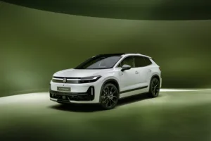 Volkswagen ID. Tiguan Glacier White, vista frontal tres cuartos