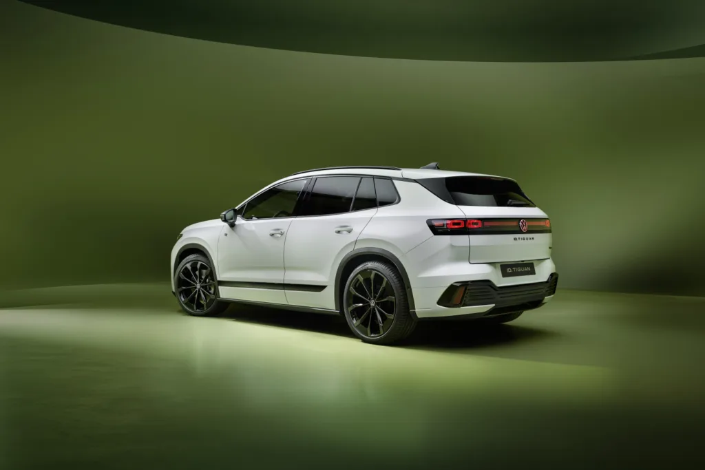 Volkswagen ID. Tiguan en color Glacier White, visto desde atrás en tres cuartos
