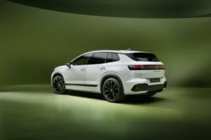 Volkswagen ID. Tiguan en color Glacier White, visto desde atrás en tres cuartos