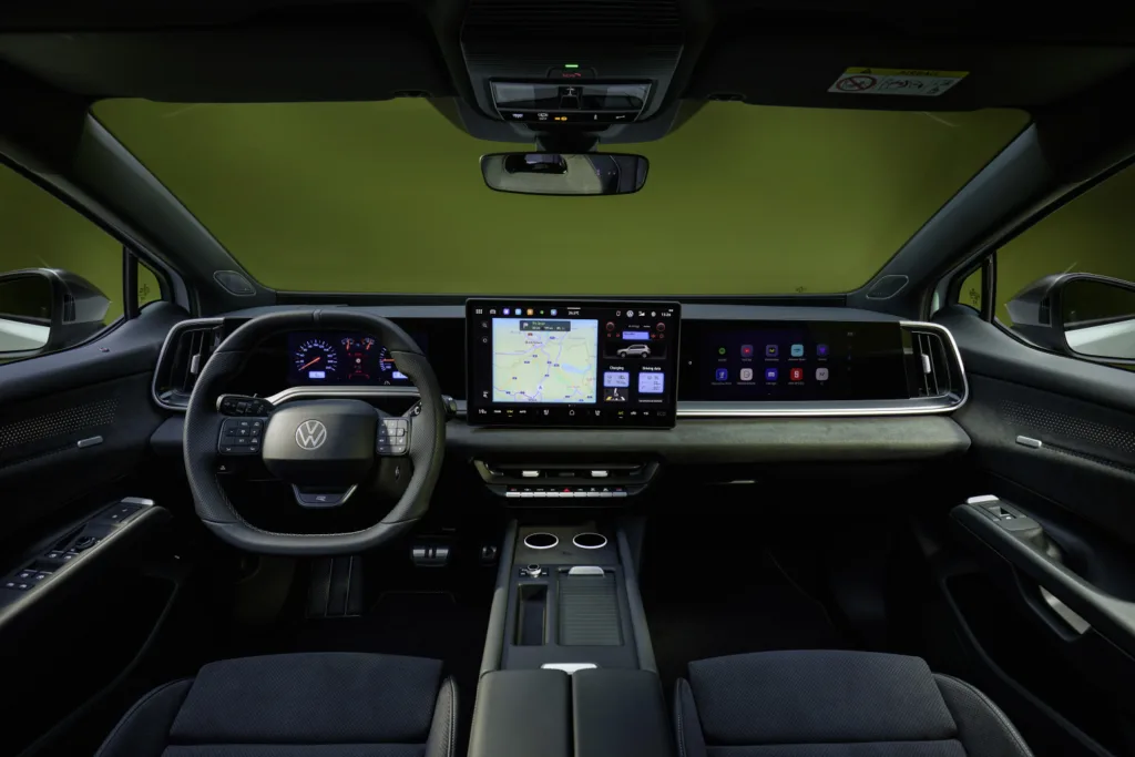 Puesto de conducción del Volkswagen ID. Tiguan con la pantalla central de infotainment