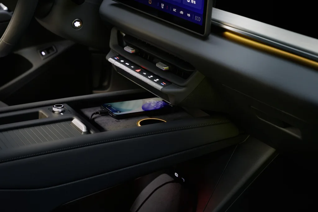Cargador inductivo para teléfono en la consola central del Volkswagen ID. Tiguan