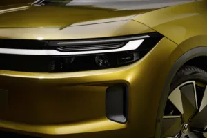 Detalle del faro y de la franja luminosa del frente del Volkswagen ID. Tiguan