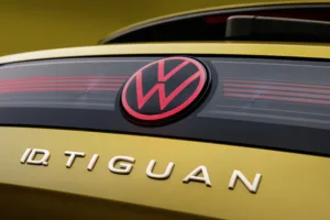 Logotipo de Volkswagen y rotulación ID. Tiguan en la parte trasera