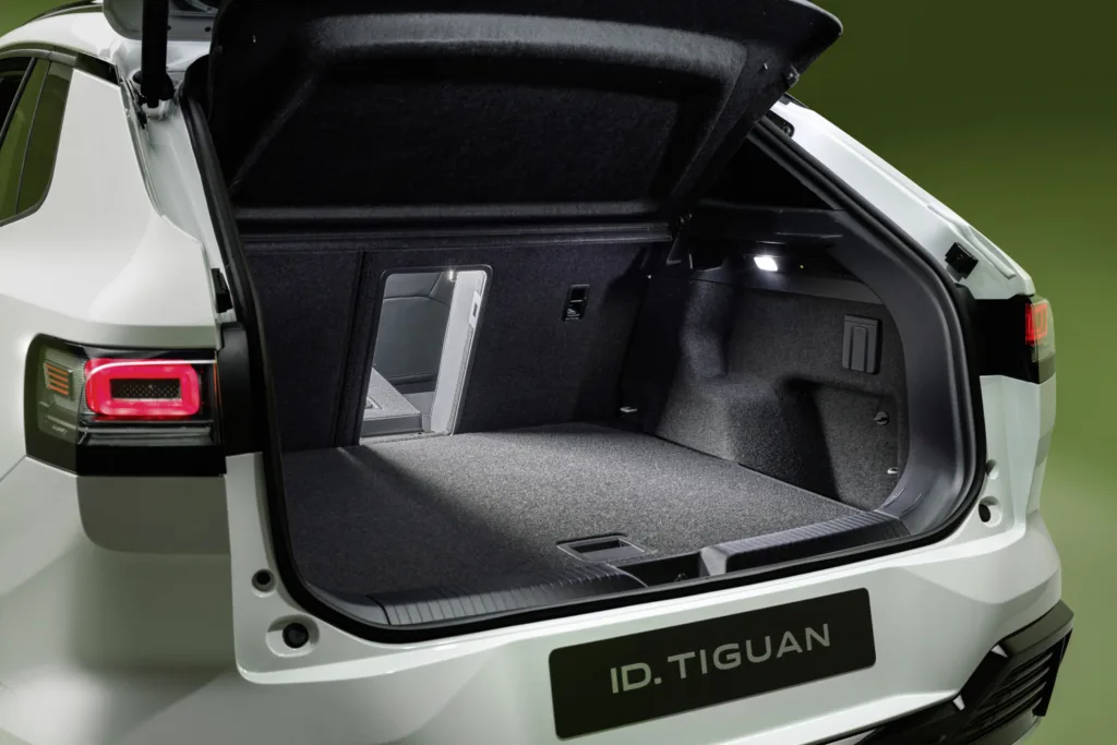 Maletero abierto del Volkswagen ID. Tiguan Glacier White