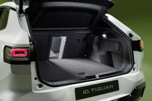 Maletero abierto del Volkswagen ID. Tiguan Glacier White