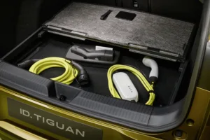 Compartimento bajo el piso del maletero del Volkswagen ID. Tiguan con los cables de carga