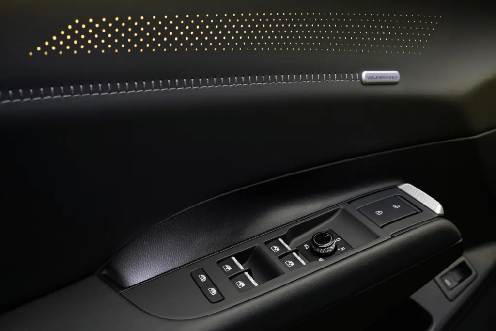 Controles de las ventanillas y del espejo en la puerta del conductor del Volkswagen ID. Tiguan
