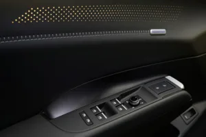 Controles de las ventanillas y del espejo en la puerta del conductor del Volkswagen ID. Tiguan
