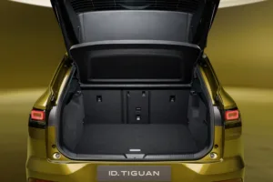 Maletero abierto del Volkswagen ID. Tiguan Olive Bronze
